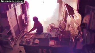 自小客撞民宅起火　阿嬤被嚇到彈起來