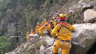 致敬！最前線畫面曝光 　搜救英雄辛苦了