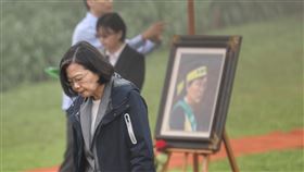 蔡總統出席鄭南榕殉道35週年追思紀念會（1）總統蔡英文（前）7日上午前往鄭南榕自由之翼紀念墓園，出席「鄭南榕殉道35週年追思紀念會」。中央社記者王飛華攝  113年4月7日