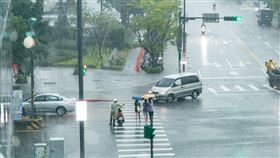 大雨,雨彈,大雨特報,下雨（圖／記者楊澍攝）