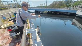 台南市健康路運河的水，這幾天顏色異常呈現黑色。(圖／翻攝台南市議員李啟維臉書)