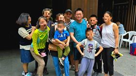 衝山洞揹出受困者　希臘英雄一繩索救10人（圖／翻攝畫面）