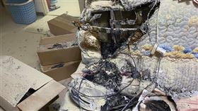 ▲住宅火警客廳沙發燃燒情形。（圖／桃園電子報）