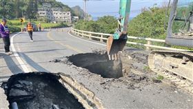 配合搶災工程，花蓮縣部分道路實施交通管制。（圖／花蓮縣警局提供）