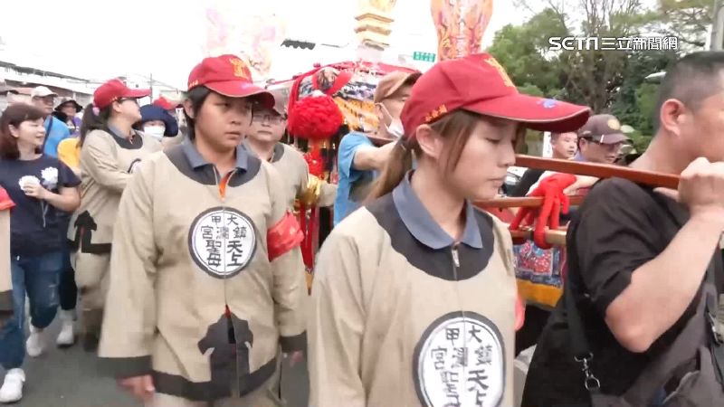 大甲媽遶境驚見「娘子軍」　扛轎伴媽祖行