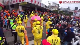 ▲白沙屯媽祖及轉彎停在秀傳醫院門口。（圖／翻攝YouTube／白沙屯媽祖網路電視台）