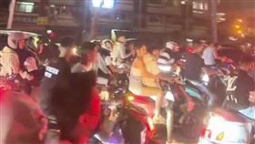 大甲媽遶境，台中飆仔趁警方忙交管，成群結隊在市區亂竄鳴按喇叭。（圖／翻攝社會事新聞影音）