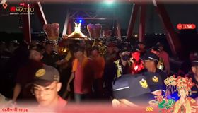 大甲媽沿途趕路抵雲林　萬人西螺大橋南端夾道迎接（圖／翻攝自鎮瀾宮直播）
