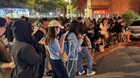 IU演唱會結束後，到太和殿嗑麻辣鍋慶功，上百粉絲在外守候。（圖／民眾提供）