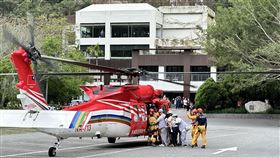 天祥晶英酒店房客搭乘直升機下山。（圖／翻攝畫面）。