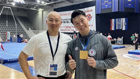 唐嘉鴻體操世界挑戰盃奪冠台灣男子體操好手唐嘉鴻（右），7日在克羅埃西亞舉行的體操世界挑戰盃男子單槓決賽，再以6.5的難度分、總分15.350奪冠，教練翁士航（左）相當滿意這趟賽事成果。（翁士航提供）中央社記者黎建忠傳真113年4月7日