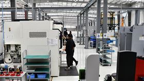 中國首季GDP成長率4.8% 低於全年目標中國國家統計局18日發布2022年第一季經濟數據，第一季度國民生產毛額（GDP）年增4.8%。圖為成都一企業忙碌的生產車間。（中新社提供）中央社  111年4月18日