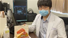 李育嘉醫師說，相較於傳統乳癌手術必須將乳房整個拿掉，「乳房整形式保留手術」可保留較多乳房組織，傷口也較小。（圖／長安醫院提供）