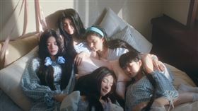 ILLIT出道曲《Magnetic》遭疑有大量性暗示。（圖／翻攝自HYBE LABELS）