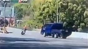 台14線，國姓鄉路段，騎士闖紅燈，蛇行，回頭瞪小貨車，自撞(圖／翻攝自記者爆料網)