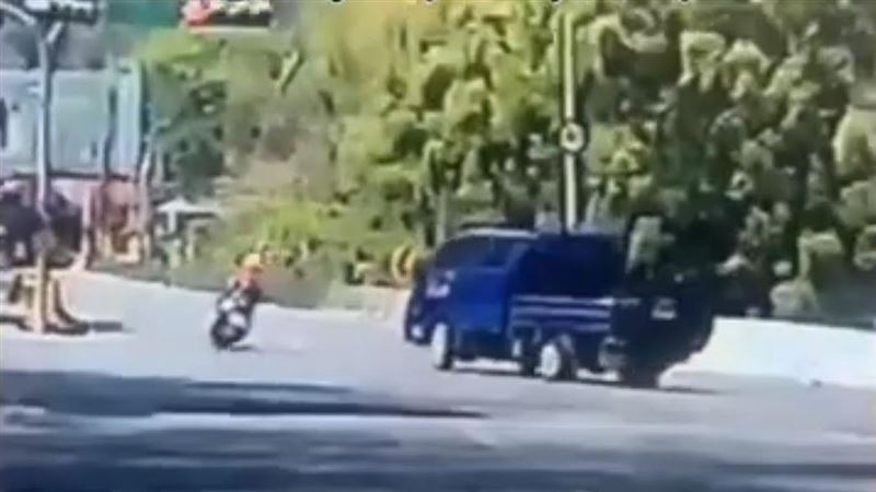 機車闖紅燈瞪人自撞護欄　網：山道猴報應