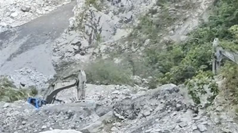 中和礦區落石崩塌畫面曝　搜救人員急撤離