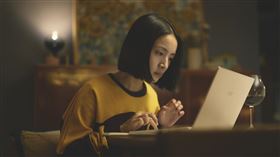 《不夠善良的我們》林依晨飾演的簡慶芬對日復一日的生活厭倦，開始在社群上關注情敵。（圖／公視、MyVideo提供）