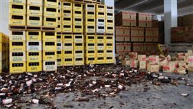 強震影響  台酒花蓮廠初估損失逾1400萬元台灣菸酒公司花蓮酒廠以包裝米酒系列的產品為主，還有奈米金黃金酒系列都在花蓮廠生產，近年還少量生產在地精釀啤酒，倉庫裡約有1萬6000多打成品受地震影響傾倒破碎，再加上其他散置品，初估損失新台幣1400多萬元。中央社記者李先鳳攝  113年4月8日