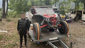 囂張沙灘車，違規上路又逼車，用路人報警，車牌掛影印的，南投仁愛，霧社攔截，(圖／翻攝畫面)