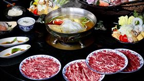 台中知名火鍋餐廳「溫十八」主打溫體牛肉品。（圖／翻攝自溫十八臉書）