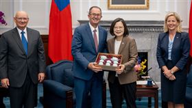 蔡英文總統今（8）日接見澳洲跨黨派國會議員訪問團。（圖／總統府提供)