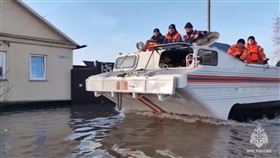 「烏拉河」（Ural River），融冰，水位急速上升，俄羅斯，奧倫堡州奧爾斯克水壩潰堤，洪災，災民撤離（圖／美聯社／達志影像）