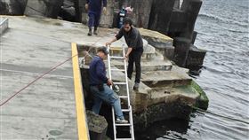 基隆市外木山海興游泳池有泳客踩到鐵釘受傷，市府趕緊找廠商修繕。（圖／基隆市政府產業發展處提供）