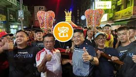 大甲媽太有魅力！赫見亞洲天王遶境親扶轎