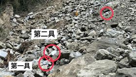 特搜隊員在砂卡礑步道集結，找尋失聯的游姓一家5口及21歲胡姓女子；稍早特搜隊員發現第3具罹難者遺體，經家屬初步指認，死者應是游男妻子。