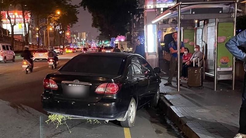 台中碰碰車失控連環撞　衝公車亭民眾驚逃