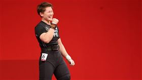 ▲陳玟卉在舉重64公斤級抓舉舉起103公斤，成功之後高興慶祝。（圖／體育署提供）