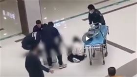 墜樓,山東,濟南,商場,命案,孩童,母親,跪地,磕頭