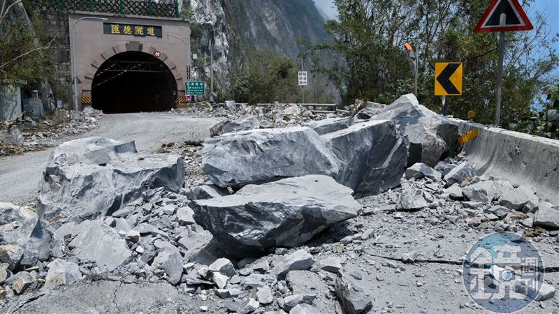 山崩落石炸道路如戰場　生還者憶生死瞬間