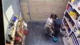 老店毆員工2／遭拉下鐵門痛毆16年老員工「切心」　律師教你這樣自保（圖／CTWANT）