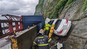 新北,瑞芳,台2線,大貨車,賓士,翻車,