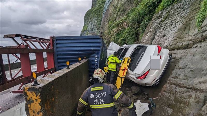 台2線貨車翻車撞2車　C300夾山壁6傷3送醫
