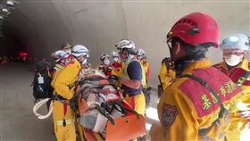 花蓮一名黃姓高三學生在強震發生時，正搭車前往晶英酒店建教實習，小巴在九曲洞附近遭大量落石擊中，黃姓高中生不幸被一塊巨石壓住雙腿，受困在九曲洞2天才獲救，經送醫急救後，現仍昏迷、裝葉克膜搶救中，且有可能須截肢。