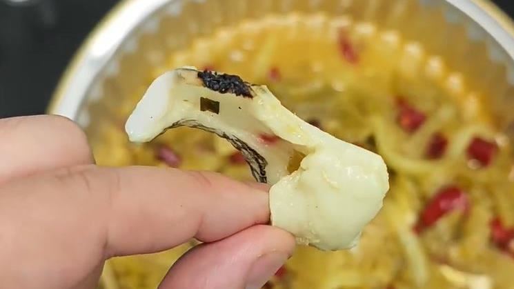 餐廳吃魚片「咬不動」　店家：誤放模型