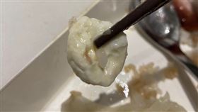 新北市一名婦人昨晚到新莊一家知名燒臘店外帶便當，丈夫用餐時，卻在便當中吃到一塊「咬過的薄荷口味口香糖」，婦人第一時間致電給燒臘店，但店家忙線中未接，她已向新北市府相關單位申訴，並在臉書PO文指稱「遇到最衰、最噁的事」。