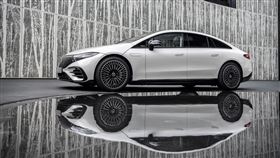 ▲EQS 450+新增標配AMG Line外觀套件，在豪華基礎下加添運動元素，並升級20吋規格輪圈與多項豪華配備。（圖／Mercedes-Benz）