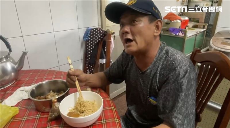 新／船長回家了！他吃豬腳麵線還原過程