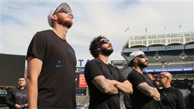 ▲紐約市出現日偏食，洋基9日交手馬林魚賽前，選手戴著專用眼鏡觀看。（圖／中央社）