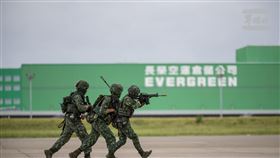 漢光演習，守備部隊交互掩護發起反擊。（圖／軍聞社提供）