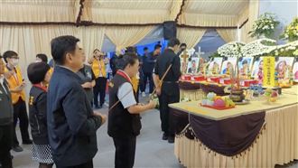 花蓮強震釀13死！傅崐萁現身頭七法會上香