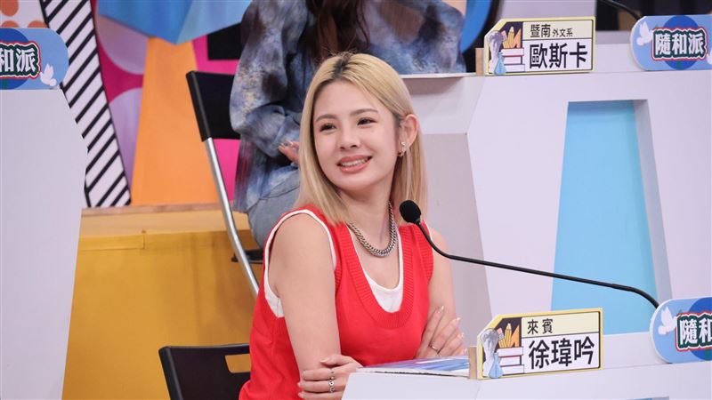 鮪魚水上外景出意外　泳衣遭扯半顆掉出