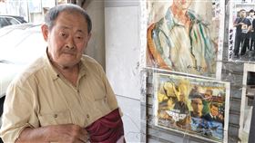 恩師陳峰永曾為18歲的顏振發繪製一幅人像畫，對顏振發來說猶如珍寶（圖／陳奕君攝、台北電影節提供）