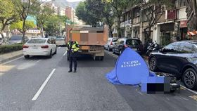 台北市北投區去年發生一起死亡車禍，一名廖姓男騎士行經大業路時，發現前方有一台垃圾推車急煞，後方簡姓男騎士見狀也跟著煞停，疑因重心不穩倒地，慘遭左方同向的聯結車輾過身亡。