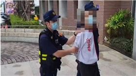 李男慘遭謝女潑油縱火，造成全身大面積灼傷，情況相當慘不忍睹。（圖／警翻攝畫面）