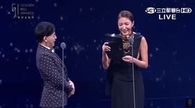 黃子佼目不轉睛地盯著楊謹華側面的胸部。（圖／翻攝自金鐘獎Golden Bell Awards YouTube）